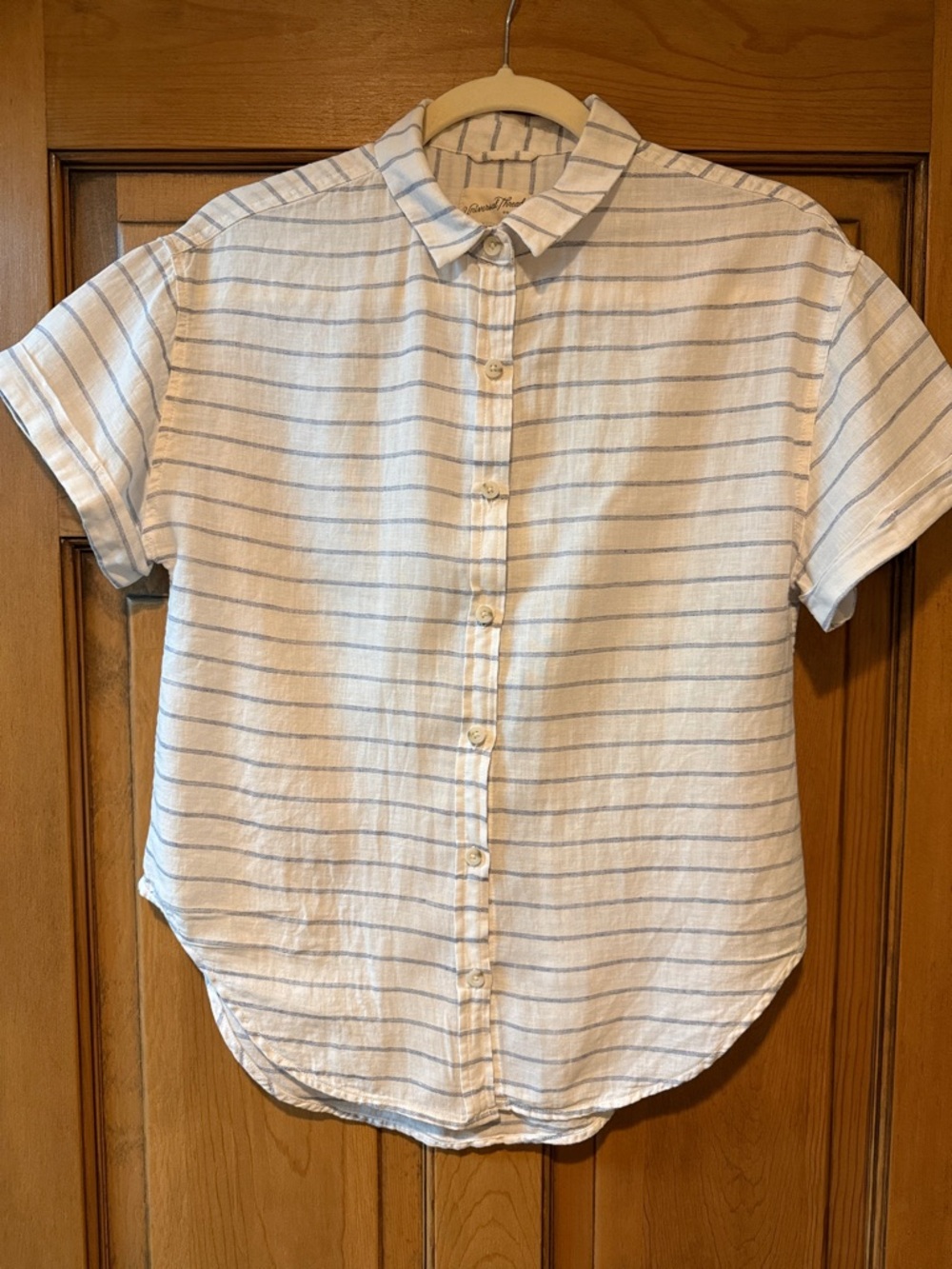 Universal Thread White Short-Sleeve Button-Up Shirt with Light Blue Stripes